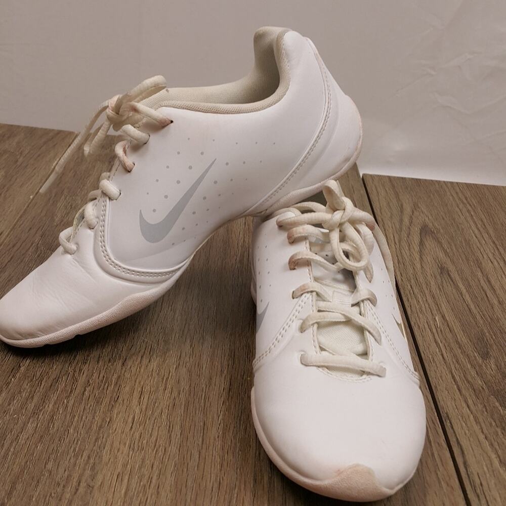 EUC Nike‎ white Tennis Shoes, size 6